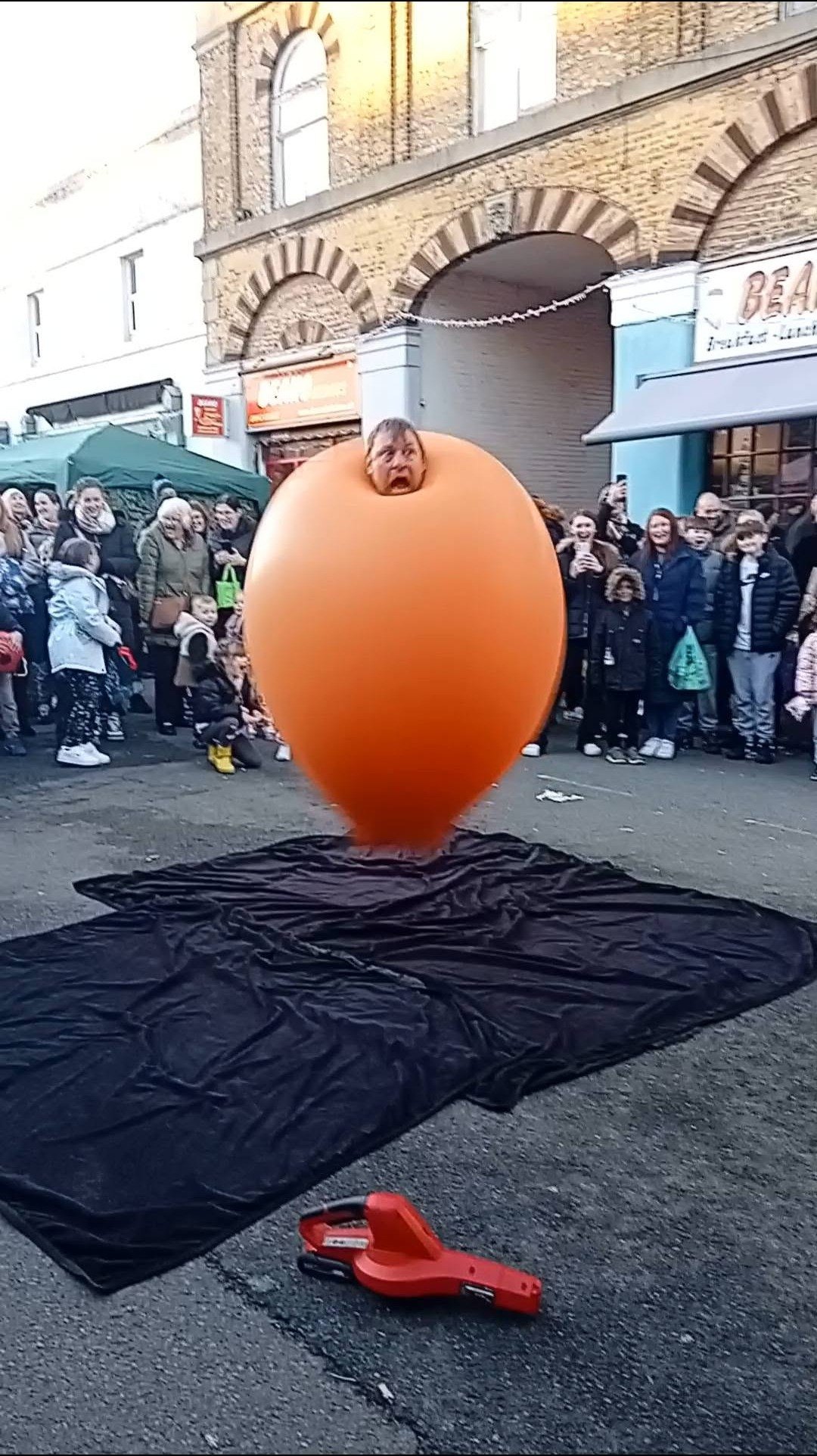 Giant balloon street performance